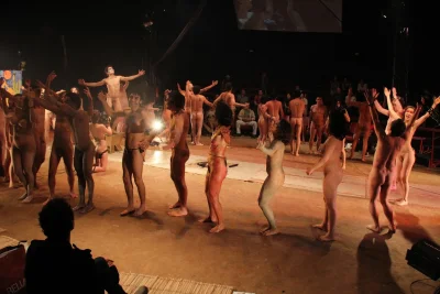 Голышом на театральной сцене