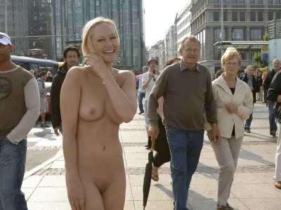 Прилюдное обнажение девушек