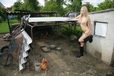 Голые девчонки на ферме