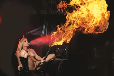 Обнаженка девушка и огонь