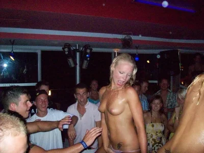 Голые телочки на вечеринке