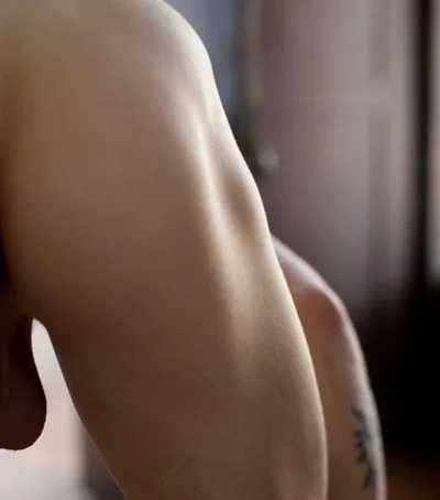 Дать голую попу парень