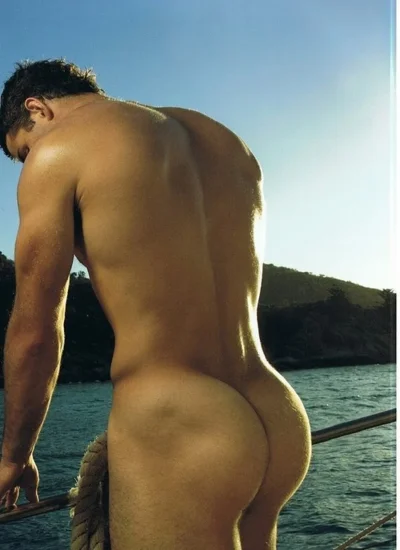 Мужчина лежит голый на полу