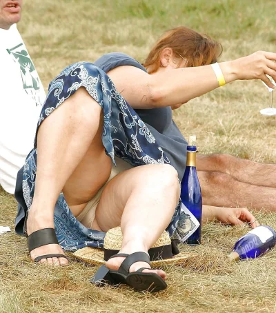 Случайное обнажение под юбкой