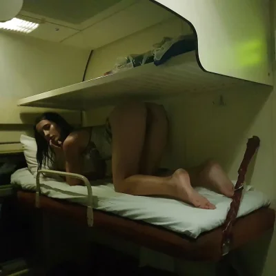 Девушки в поезде плацкарт