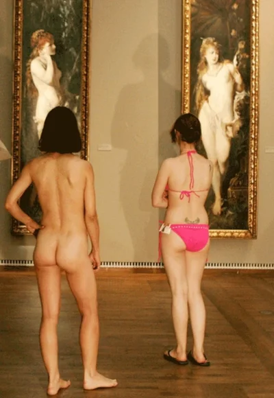 Голая в музее