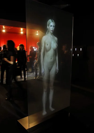 Показала писечку в баре