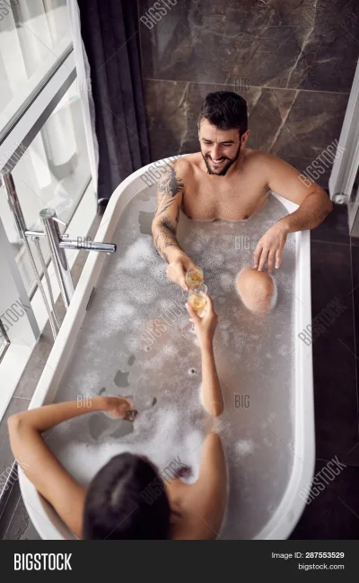 Фотосессия пары в ванной