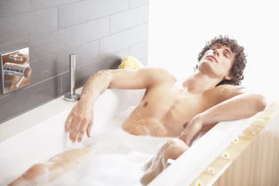 Мужчина в ванной