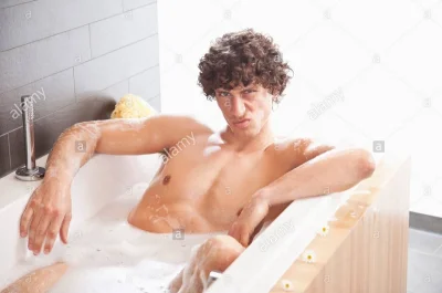 Молодые люди в ванной