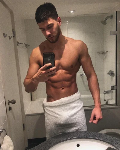 Голые парни в ванной