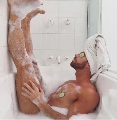 Смешной мужчина в душе