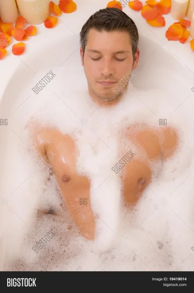 Мужская фотосессия в ванной