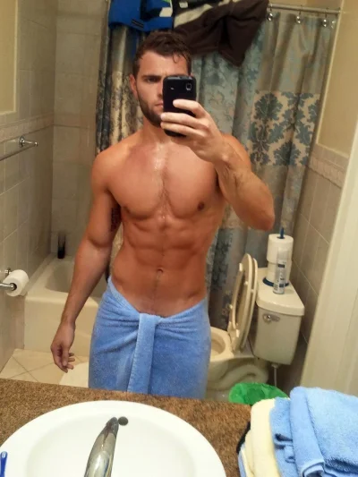 Мужское селфи в полотенце