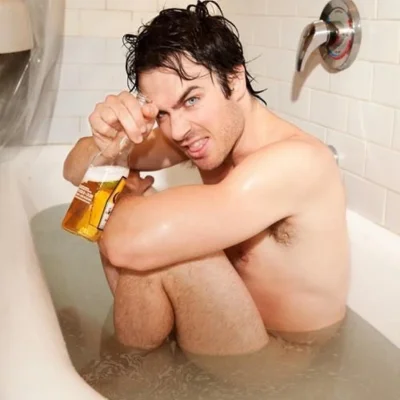 Йен Сомерхолдер в ванной