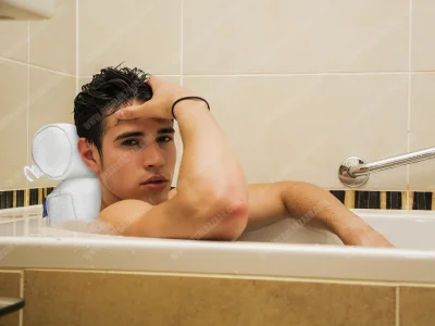 Человек в ванне