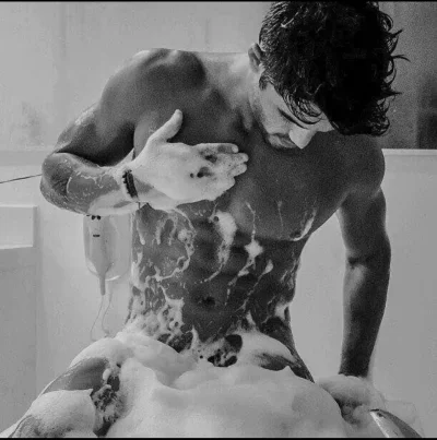 Мужчина в ванной