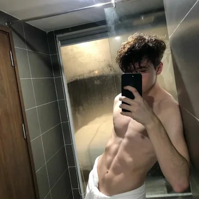 Мужской торс в зеркале