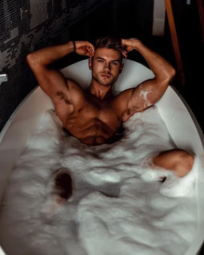 Голые красивые мужчины в душе