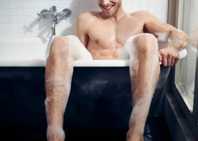 Мужчина сидит в ванной