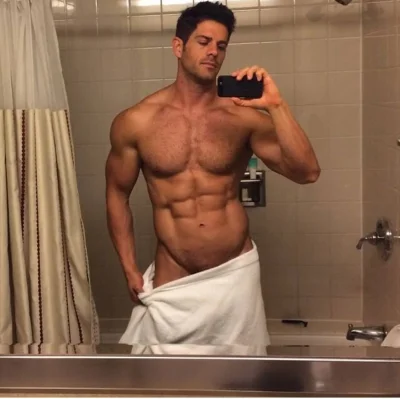 Парень в полотенце