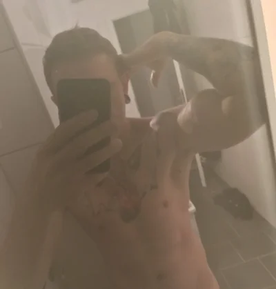 Парни селфи в ванной