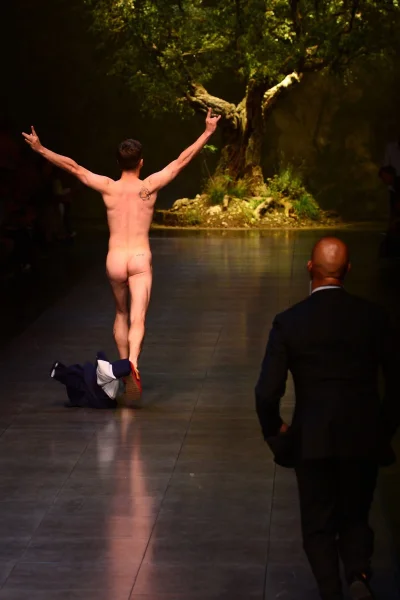 Парни без трусов на подиуме