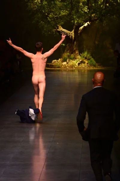 Разделась на показе частное