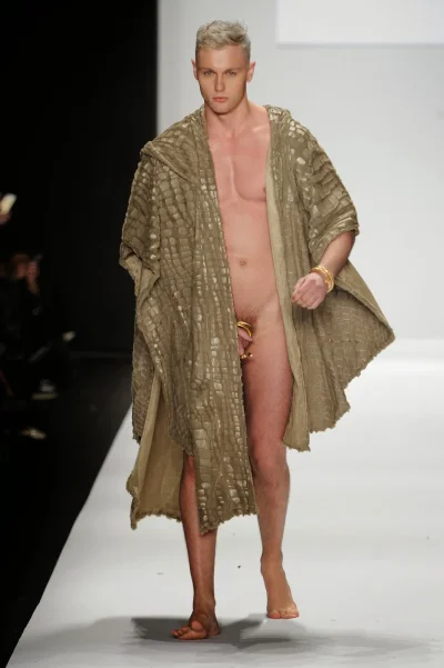 Голые показ мод