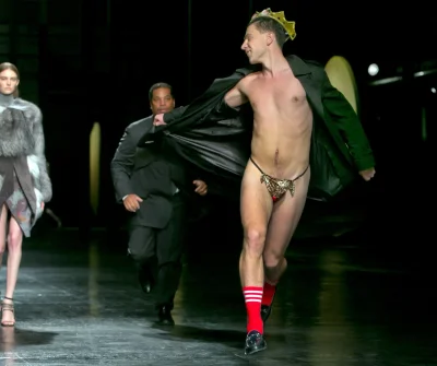 Голые мужики по подиуму