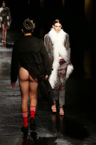 Показ мод голых женщин