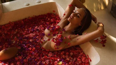 Парень и девушка в джакузи