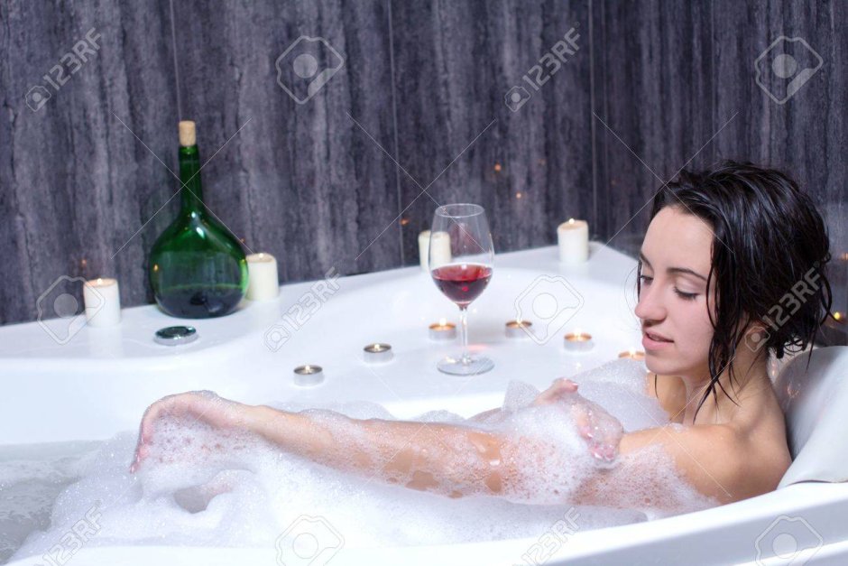 Фотосессия в джакузи с пеной