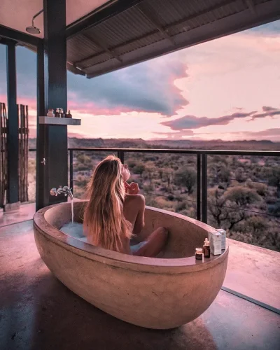 Красивая девушка вване