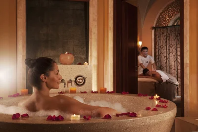 Девушка нежится в джакузи