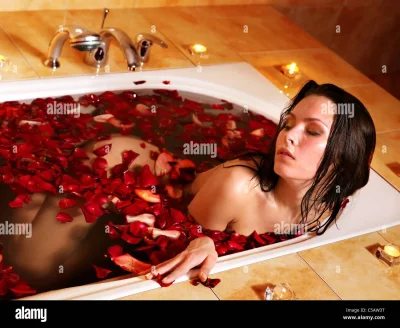 Девушка моет тело .мылом "Лаванда"