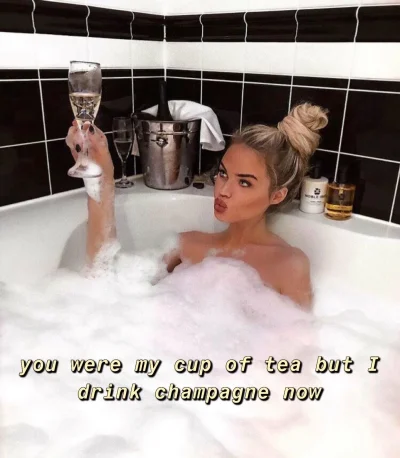 Девушка в ванне