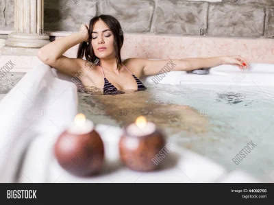 Голая брюнетка в джакузи