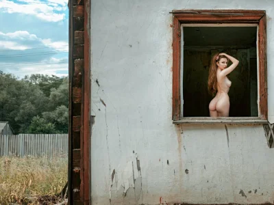 Ню фотосессия в заброшенной деревне