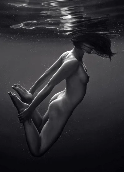 Эротическая фотосессия в бассейне