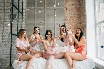 Фотосессия подруг в пижамах с шампанским