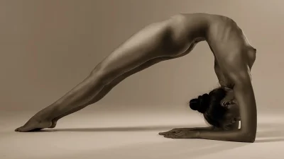 Голая молодая гимнастка