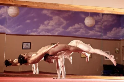 Голые женщины с животными