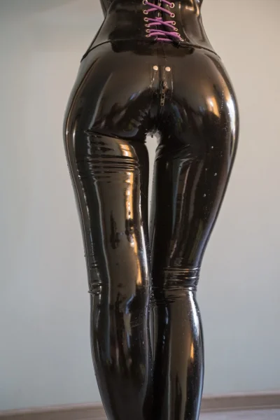 Девушки в обтягивающих платьях латекс