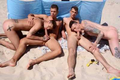 Голые парни на пляже ебутся