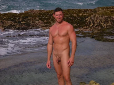 Голые парни на обычном пляже