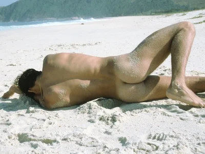 Голые попки парней на пляже