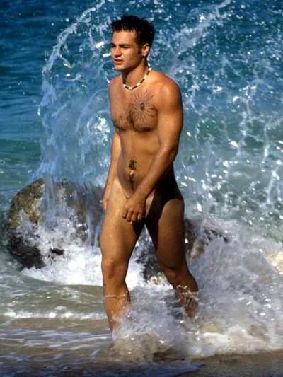 Красивые голые мужики на пляже