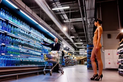 Высокая девушка в магазине