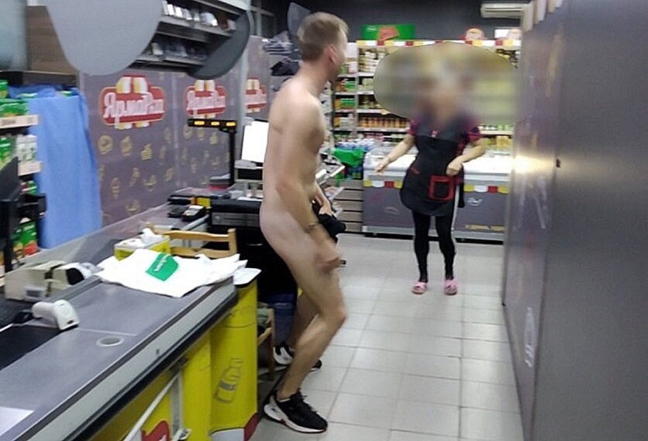 Голая девка в магазине фото